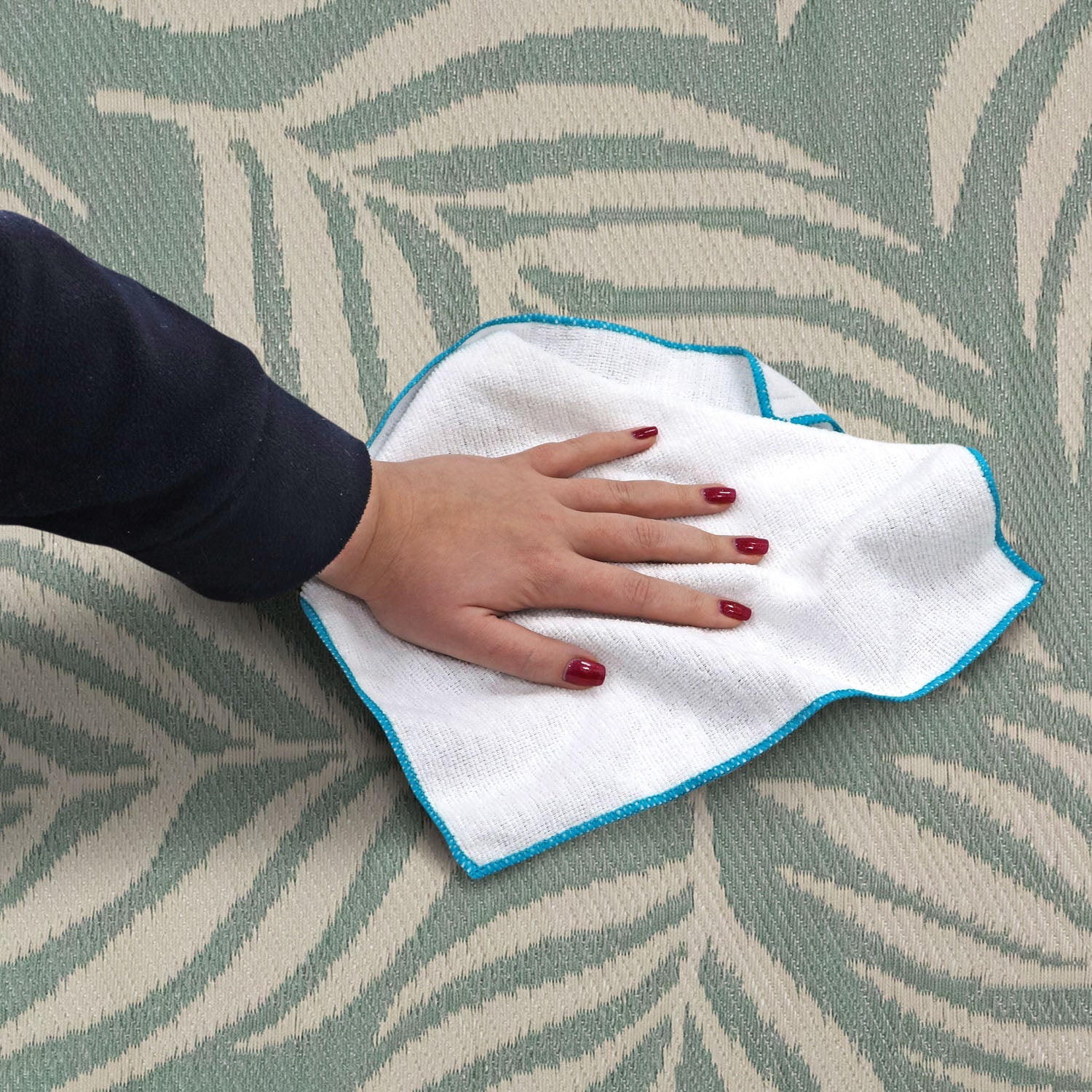 Lightweight Reversible Large Green Leaf Pattern Outdoor Rug