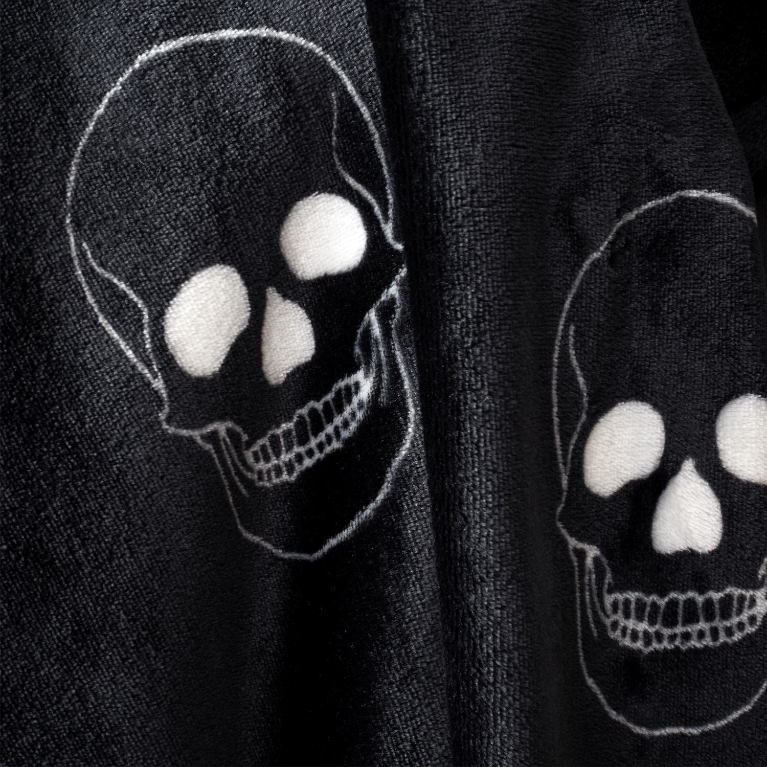 Catherine Lansfield Black Skulls Fleece Throw (130cm x 170cm)
